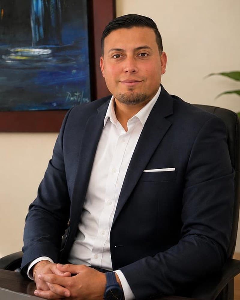 José Vásquez, asesor comercial de arriendos de Santana Inmobiliaria, en su oficina